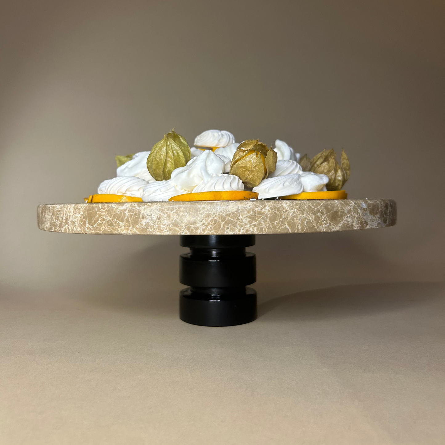 KAVİSLİ DE STIJL MERMER PASTA STANDI